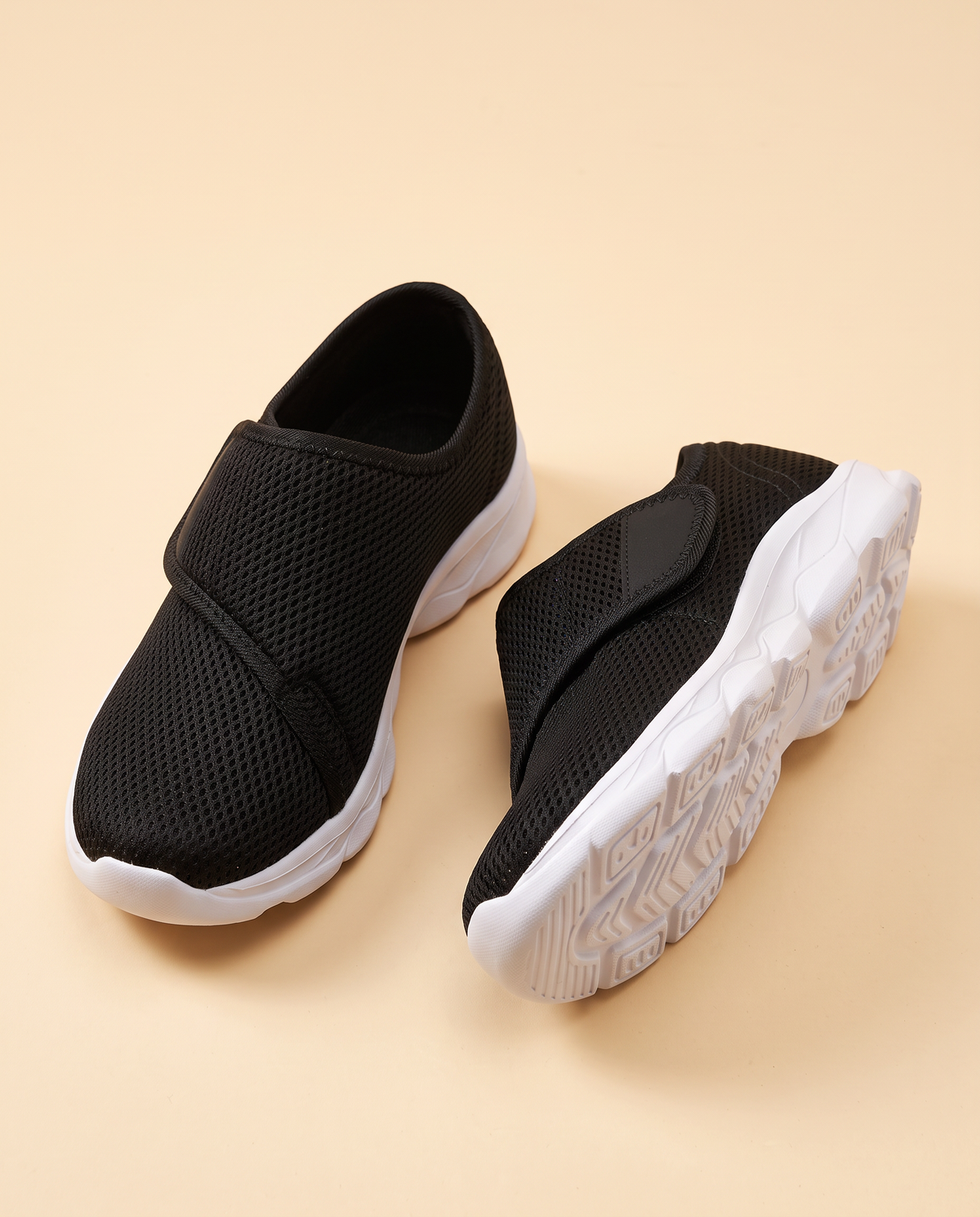 Wide rubber sole with real tread