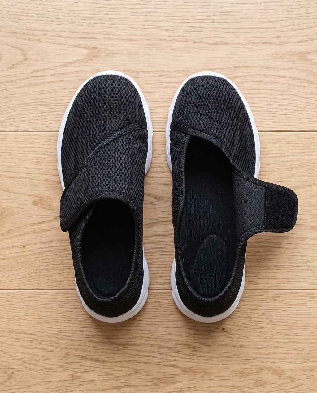 Roomy opening and wide rounded toe box, from above